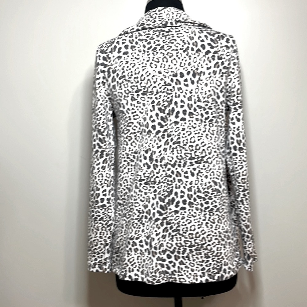 Nwot Bobeau shrug size small! Leopard print wear draped waterfall style or wrap - Picture 4 of 6